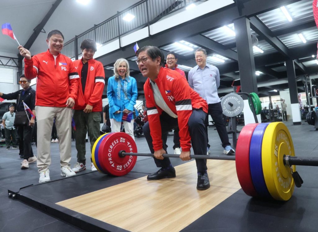 LOOK: President Ferdinand Marcos Jr. tries to lift a barbell during a tour of the new gym at the PhilSports Complex in Pasig City during its reopening today. Photo credits: Marianne Bermudez/PPA Pool via Luisa Cabato, INQUIRER.net