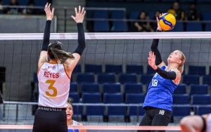STANDOUT. Anna DeBeer of ZUS Coffee prepares to hit the ball against PLDT's Mika Reyes in the Premier Volleyball League (PVL) Reinforced Conference semifinals at the Smart Araneta Coliseum on Thursday night (Nov. 27, 2025). The American scored 30 points in leading the Thunderbelles to victory, 25-22, 28-26, 25-22. (PVL photo)